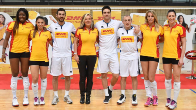 Le atlete del Dhl Volley Team, la Da Move Crew e Simona Lertora, Head of marketing & business development in Dhl Express Italy