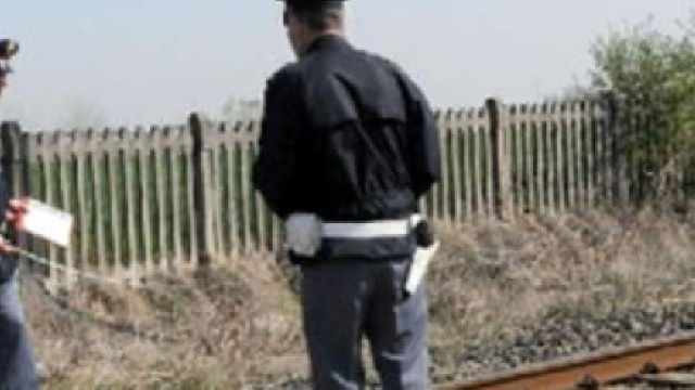 agenti interventuti sul luogo di un incidente ferroviario