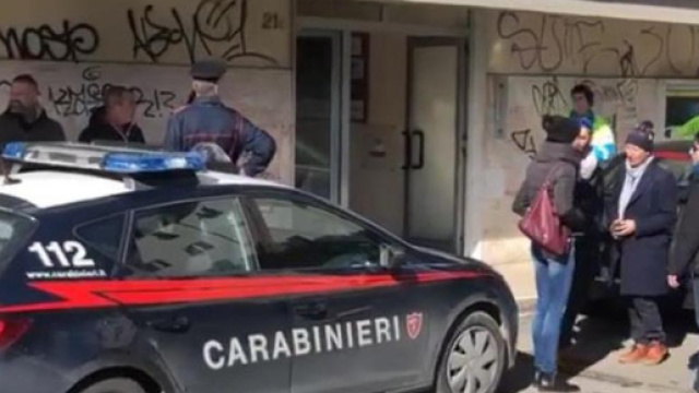 Carabinieri e passanti sul luogo del delitto: lo studio dentistico dove la donna lavorava.