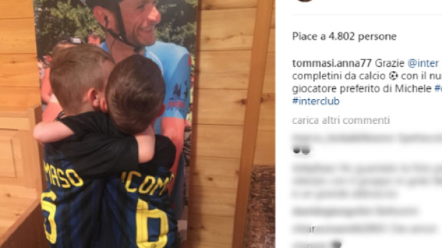 I figli di Scarponi davanti alla foto del pap&agrave;.
