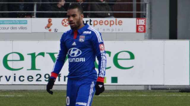 Lacazette, nella foto con la maglia del Lione, &egrave; oggi un giocatore dell'Arsenal