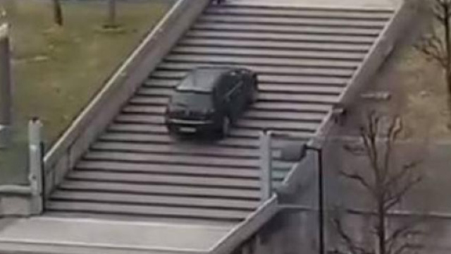 Lo sbadato automobilista mentre tenta l'impresa