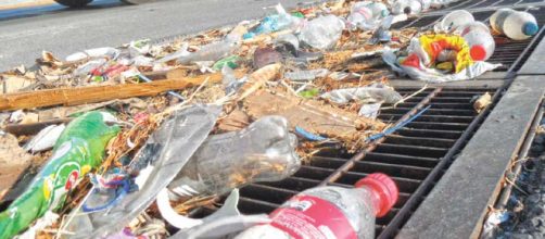 La gente tira basura en las calles sin medir las consecuencias