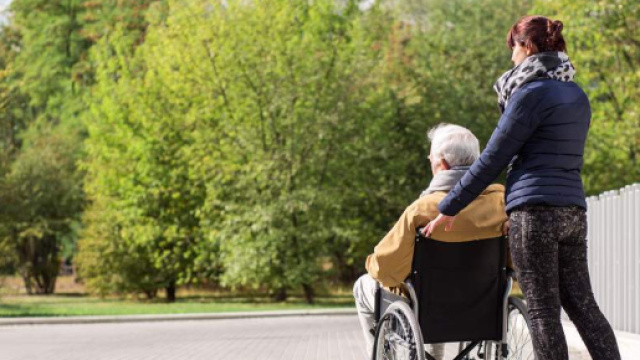 Badanti e colf hanno diritto a 960 euro all'anno di bonus