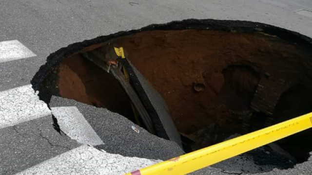 foto di una voragine sulla strada