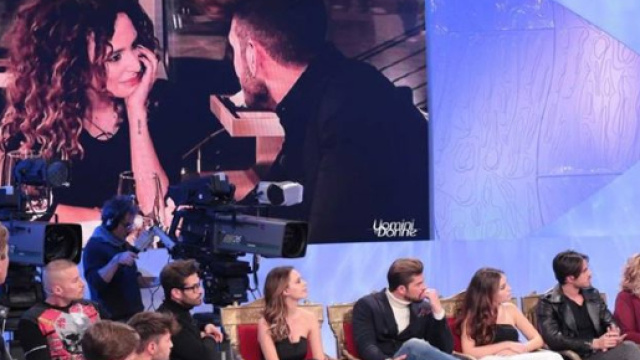 Gossip e anticipazioni Uomini e Donne, Trono Classico: Lorenzo in esterna con Sara.