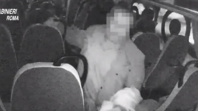 Grazie a una telecamera nascosta sul pulman Cotral della linea Roma Subiaco, &egrave; stato individuato un infermiere che conficcava aghi nei sedili.