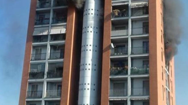 Milano, Quarto Oggiaro: incendio in palazzo di 13 piani
