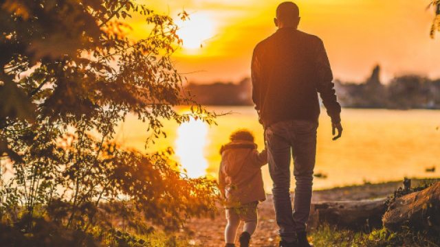 Un padre cammina insieme alla propria figlia