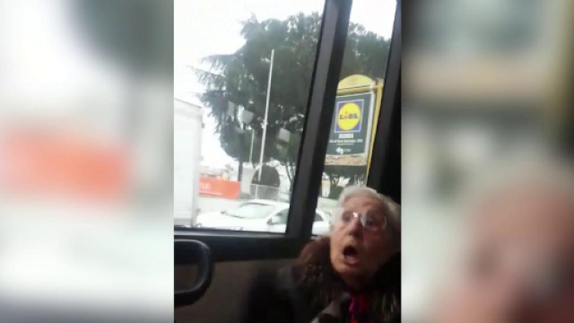 Donna anziana malmena un immigrato sull'autobus