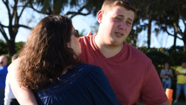 Ex studente fa strage in una scuola in Florida: diciassette vittime