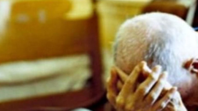 In alto, un anziano vittima di violenza