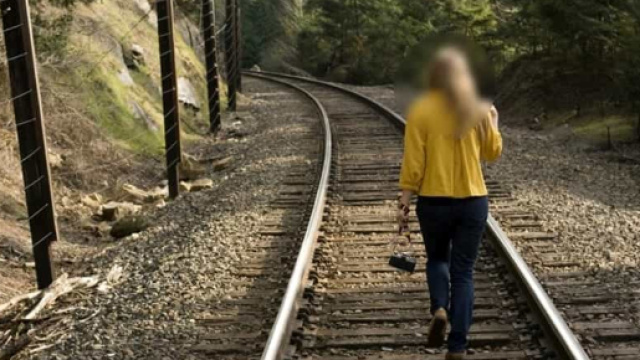 Perde la coincidenza e prosegue camminando sui binari, paura per ... - anconatoday.it