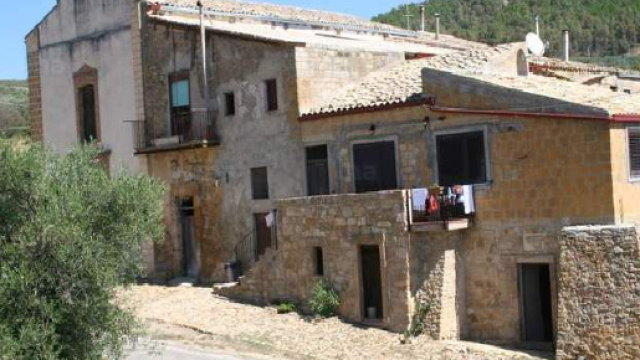 Ritrovato uomo ucciso in un casolare.