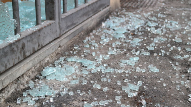 SEGNALAZIONE. Ennesima 'seratona', vetri spaccati, residui e ... - bolognatoday.it