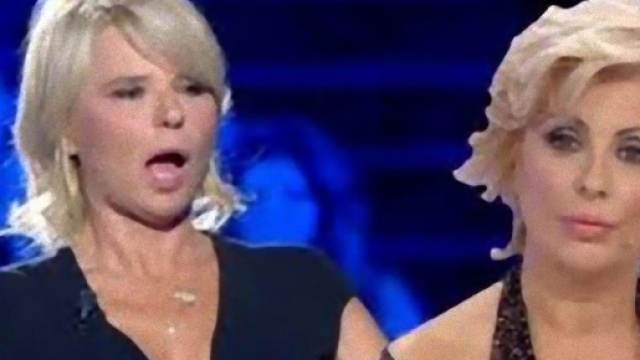 Tina fa un annuncio che spiazza Maria De Filippi.