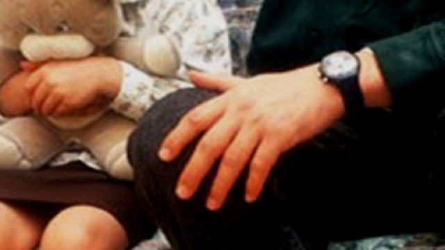 Violenza su minore - Bambina costretta prostituirsi dai genitori. Arrestati anche due pedofili