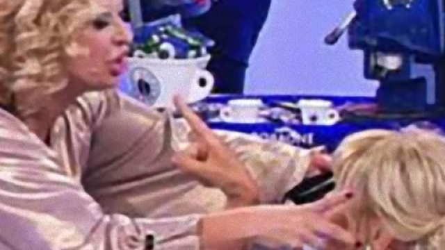 Cipollari choc, butta dell'acqua in testa a Gemma.