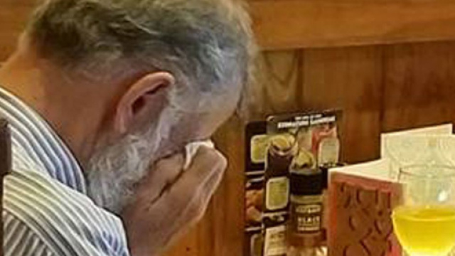 Uomo pranza con le ceneri della moglie a San Valentino