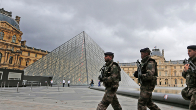 In Francia c'&egrave; un numero verde per segnalare i sospetti jihadisti ai militari