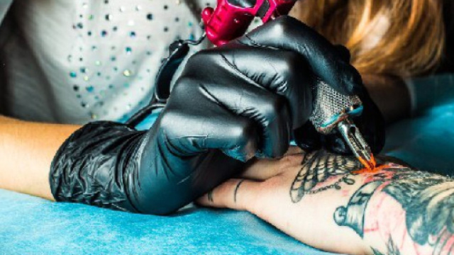 Inchiostro tatuaggi ritirato dal mercato perch&egrave; provoca cancro