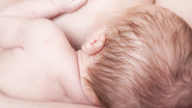 Primo caso al mondo di trans che &egrave; riuscita ad allattare il neonato avuto dalla compagna.