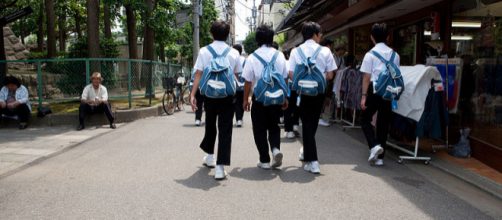 Children with backpacks (Image credit &ndash; Geoff Stearns, Wikimedia Commons)