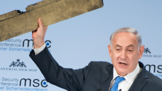 Benjamin Netanyahu mostra il presunto frammento di drone iraniano - (MSC/Preiss)