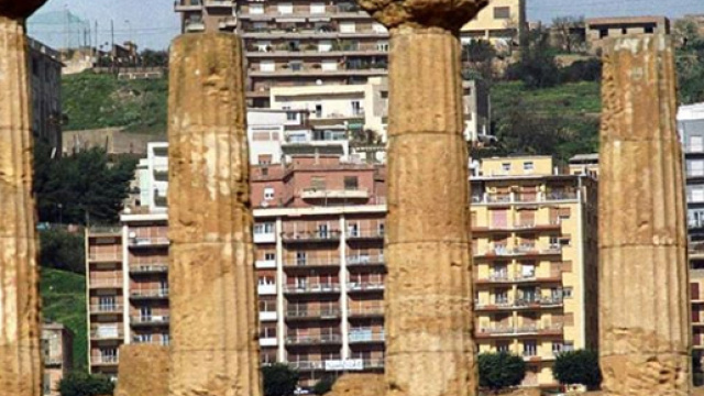 Fotomontaggio di Agrigento con le case a ridosso dei monumenti.