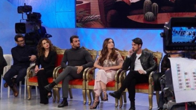 Uomini e Donne, corteggiatrice spiazza tutti e lascia il Trono