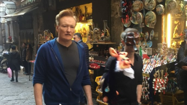 Conan O'Brien a Napoli sul set di Un posto al sole
