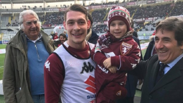 Il piccolo Lorenzo in braccio al suo idolo Belotti e, accanto, il presidente del Torino Cairo
