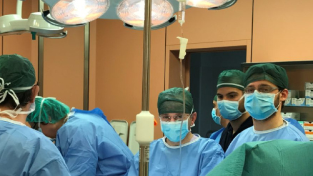 Equipe medica salva donna dopo la rottura di un'arteria.