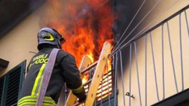 Pesaro, incendio in un negozio di un parrucchiere. (Foto di repertorio)