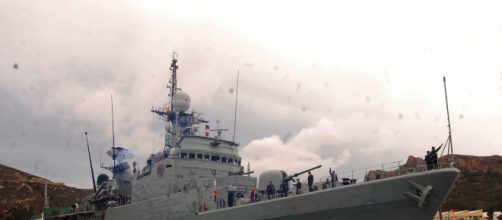 El Infanta Elena maniobra para zarpar