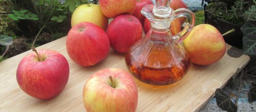 Maravillosos beneficios del vinagre de manzana para el cabello maltratado