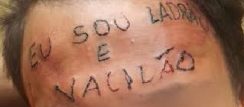 Rapaz foi tatuado com os dizeres ''eu sou ladr&atilde;o e vacil&atilde;o"
