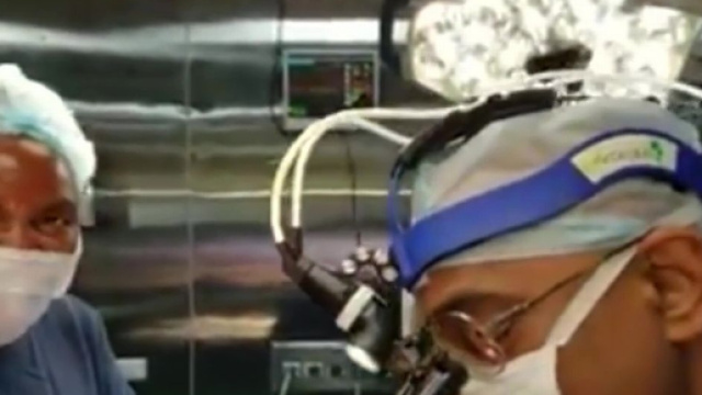 In India un uomo vive con due cuori grazie a un riuscito intervento del chirurgo cardiotoracico Gopala Krishna Gokhale e della sua equipe.