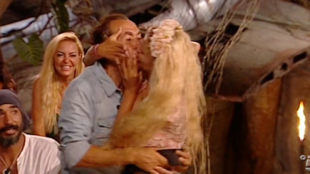 Isola dei Famosi, Francesca bacia Giucas Casella