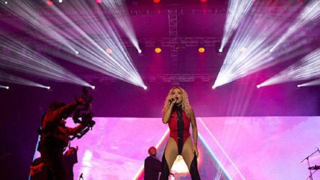 Rita Ora durante la sua performance in Kosovo