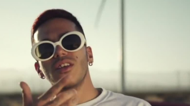Sfera Ebbasta video a luci rosse