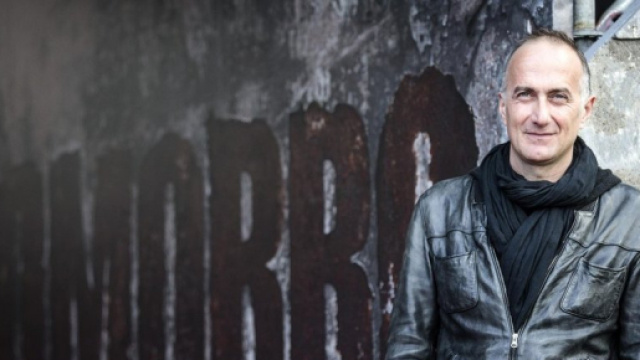 Stefano Sollima, il regista famoso per Gomorra: La Serie e Suburra.