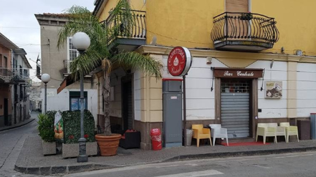 Calma, ti do i soldi" e invece colpisce il rapinatore: cos&igrave; ... - fanpage.it