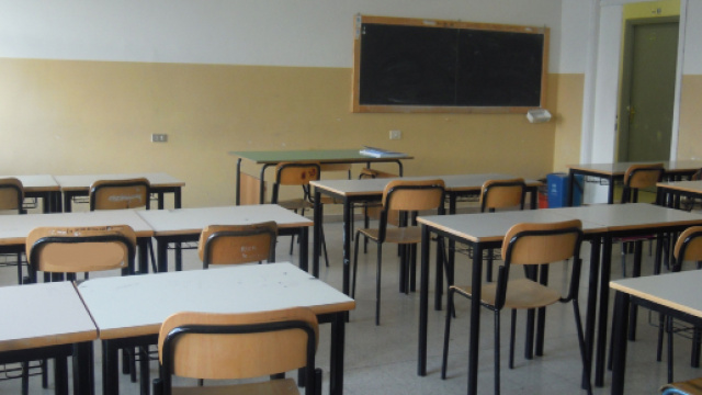 Dopo la violenza ieri in aula, il 17enne che ha sfregiato la sua prof al volto ha cercato di discolparsi. La scuola &egrave; sotto choc.