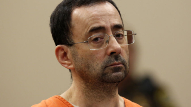 Larry Nassar attaccato fisicamente in tribunale