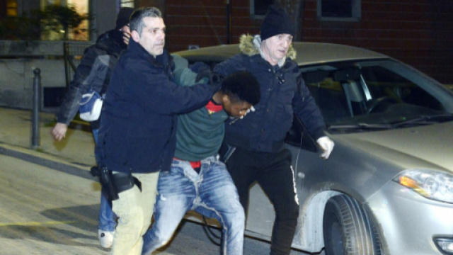 Innocent Oshegale, il presunto assassino di pamela Mastropietro a Macerata portato via dalla polizia
