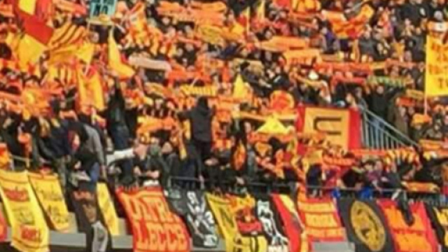 La Curva Nord dello stadio "Via del mare" di Lecce.