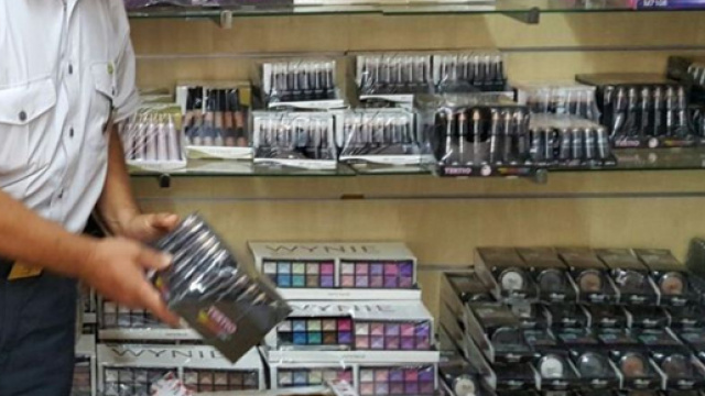 Sequestro della guardia di finanza di trucchi pericolosi per la salute