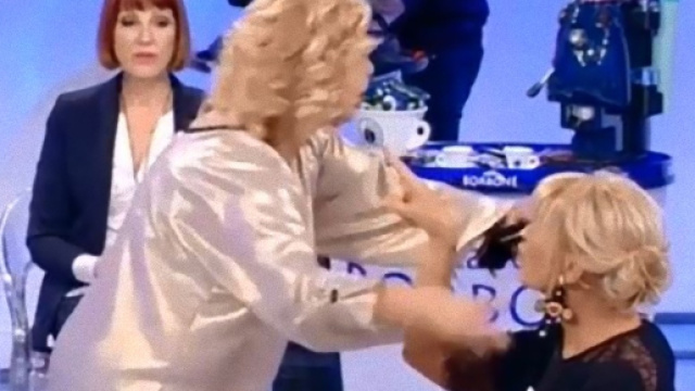 Uomini e Donne: Tina e Gemma arrivano quasi alle mani.