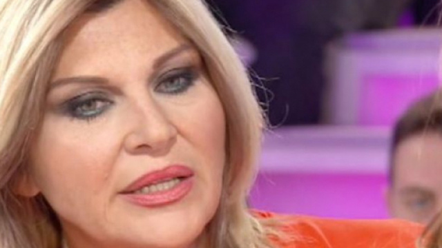Gossip, Nadia Rinaldi attacca la produzione dell'Isola dei famosi: 'Loro sanno'.
